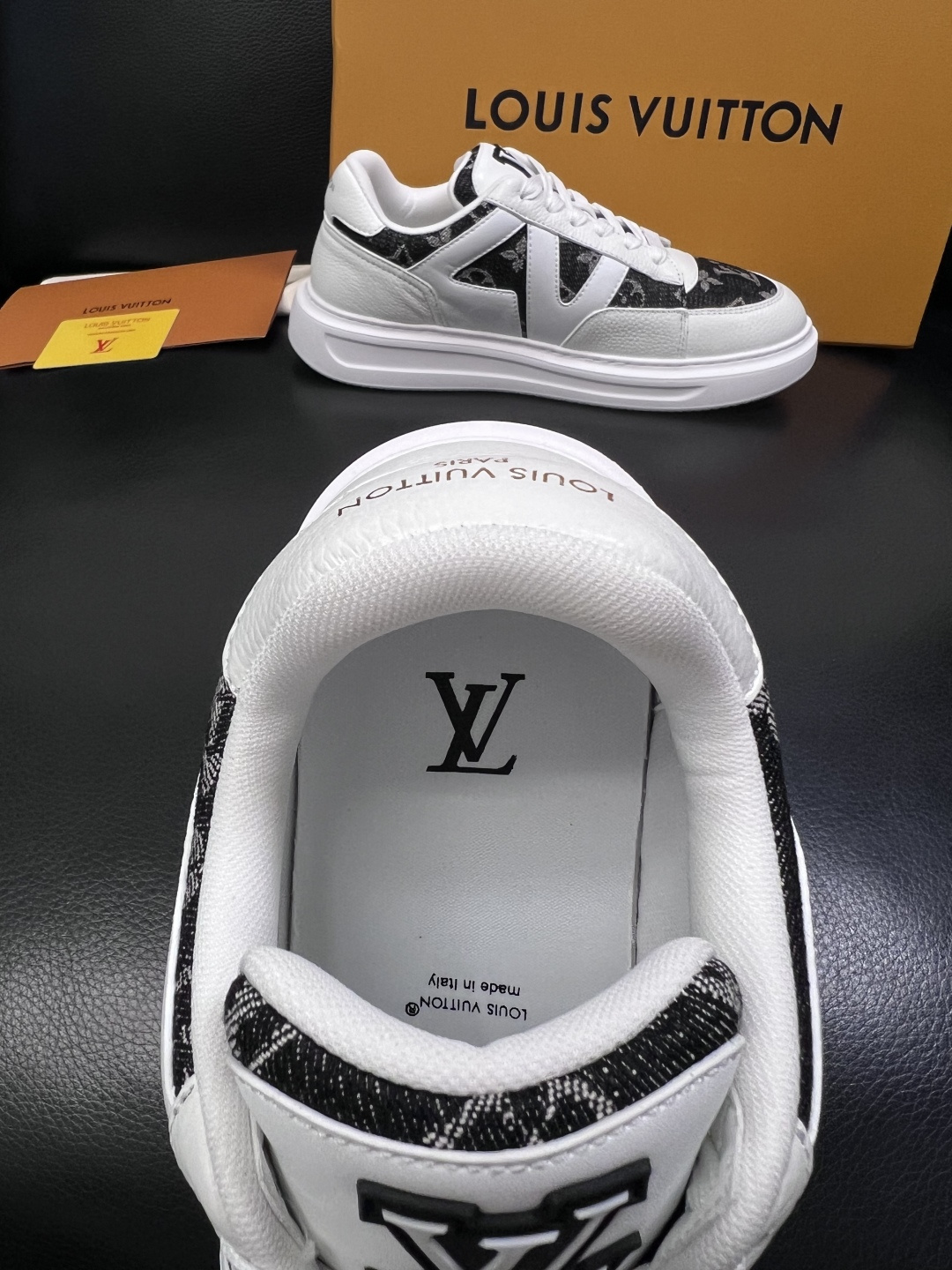 Lv  高品质  顶级工艺品  路易威登，运动板鞋专柜同步，鞋面意大利进口，高品质拼接缤纷色彩复杂工艺品