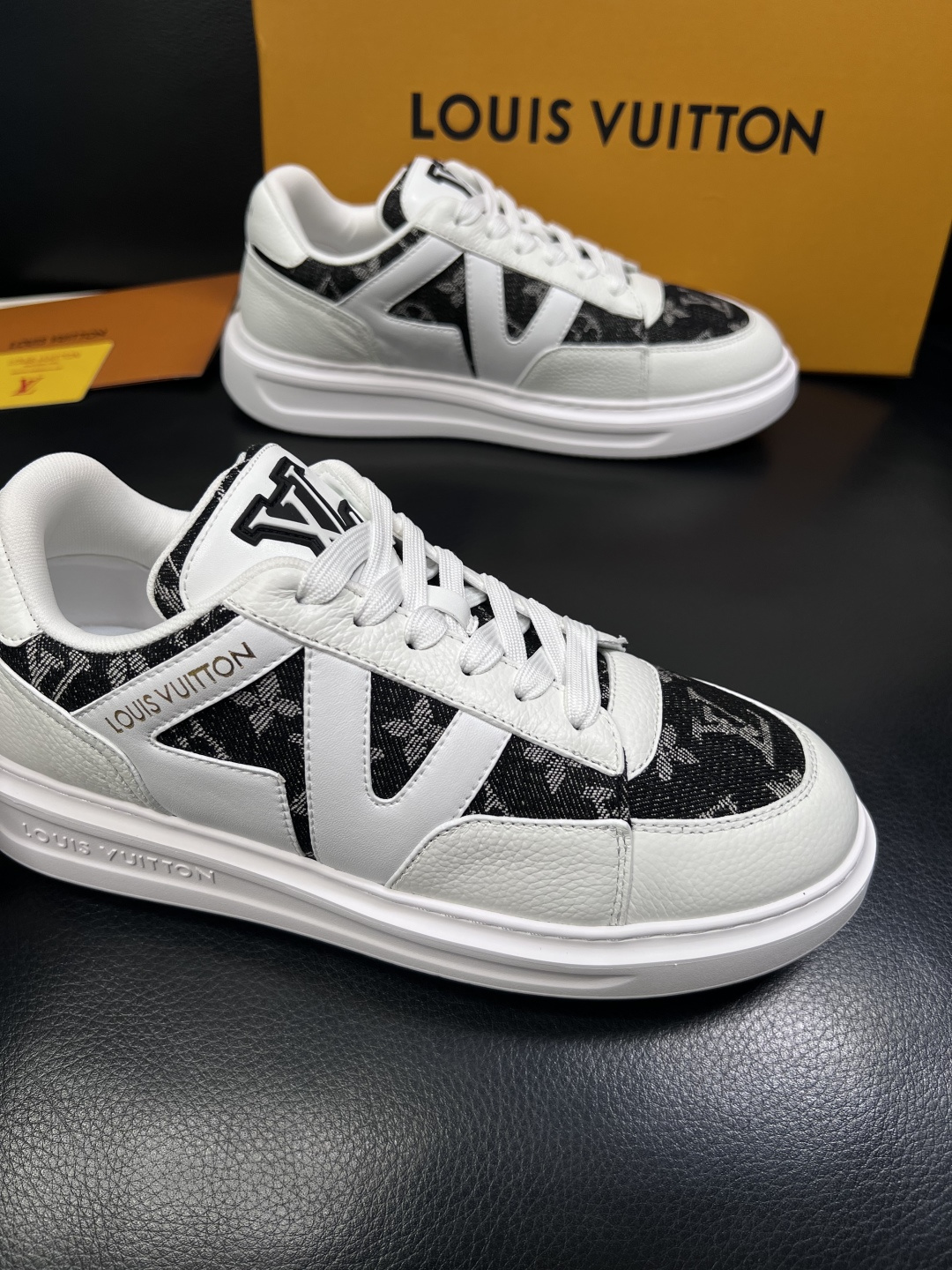 Lv  高品质  顶级工艺品  路易威登，运动板鞋专柜同步，鞋面意大利进口，高品质拼接缤纷色彩复杂工艺品