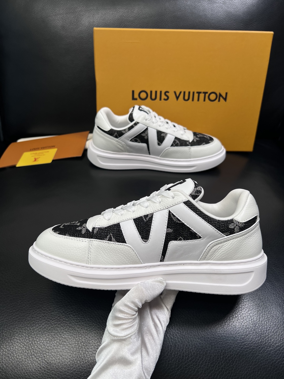 Lv  高品质  顶级工艺品  路易威登，运动板鞋专柜同步，鞋面意大利进口，高品质拼接缤纷色彩复杂工艺品