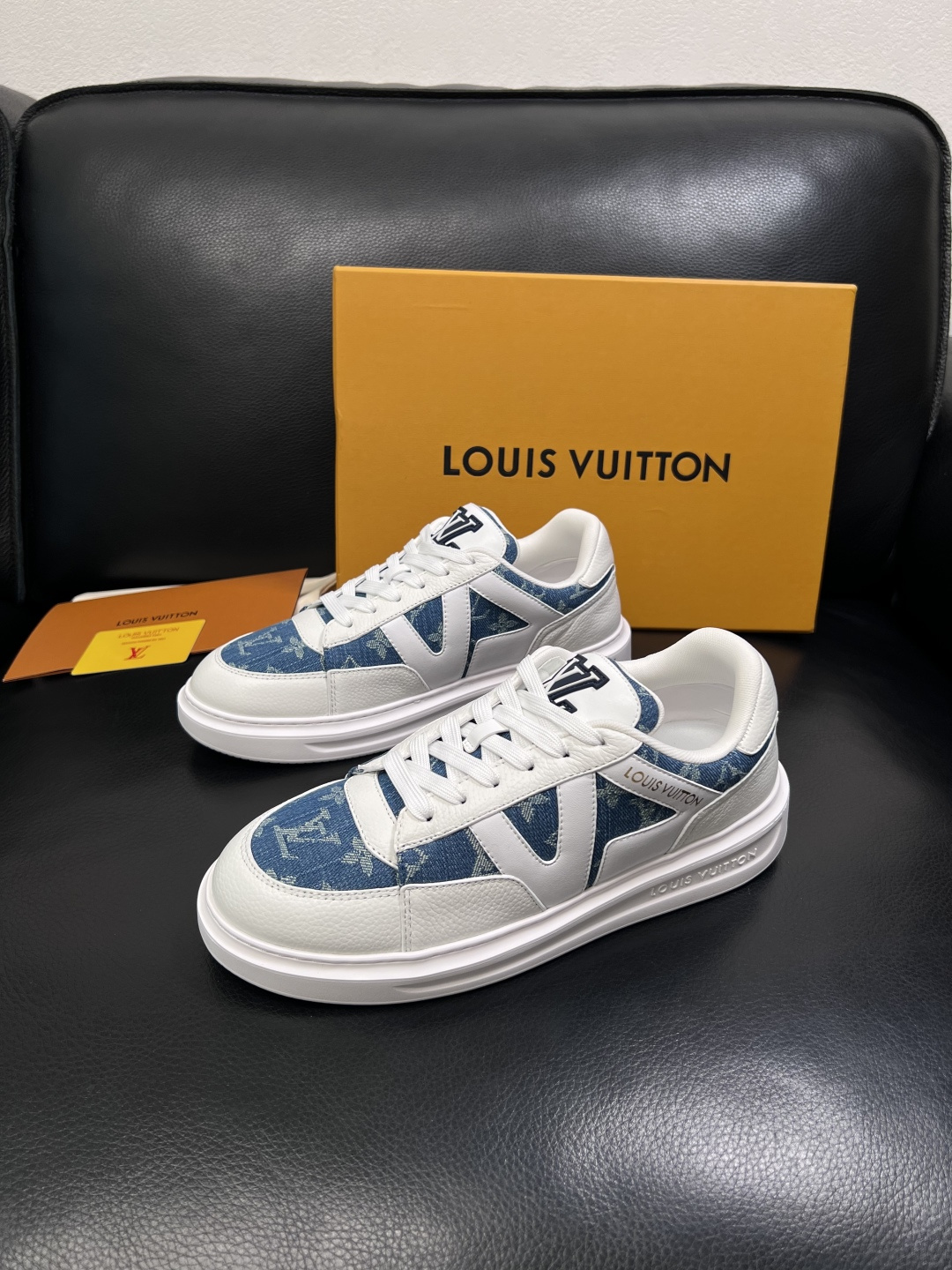Lv  高品质  顶级工艺品  路易威登，运动板鞋专柜同步，鞋面意大利进口，高品质拼接缤纷色彩复杂工艺品