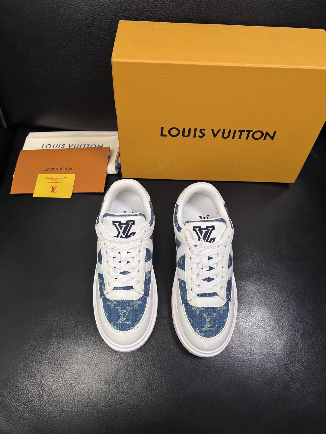 Lv  高品质  顶级工艺品  路易威登，运动板鞋专柜同步，鞋面意大利进口，高品质拼接缤纷色彩复杂工艺品