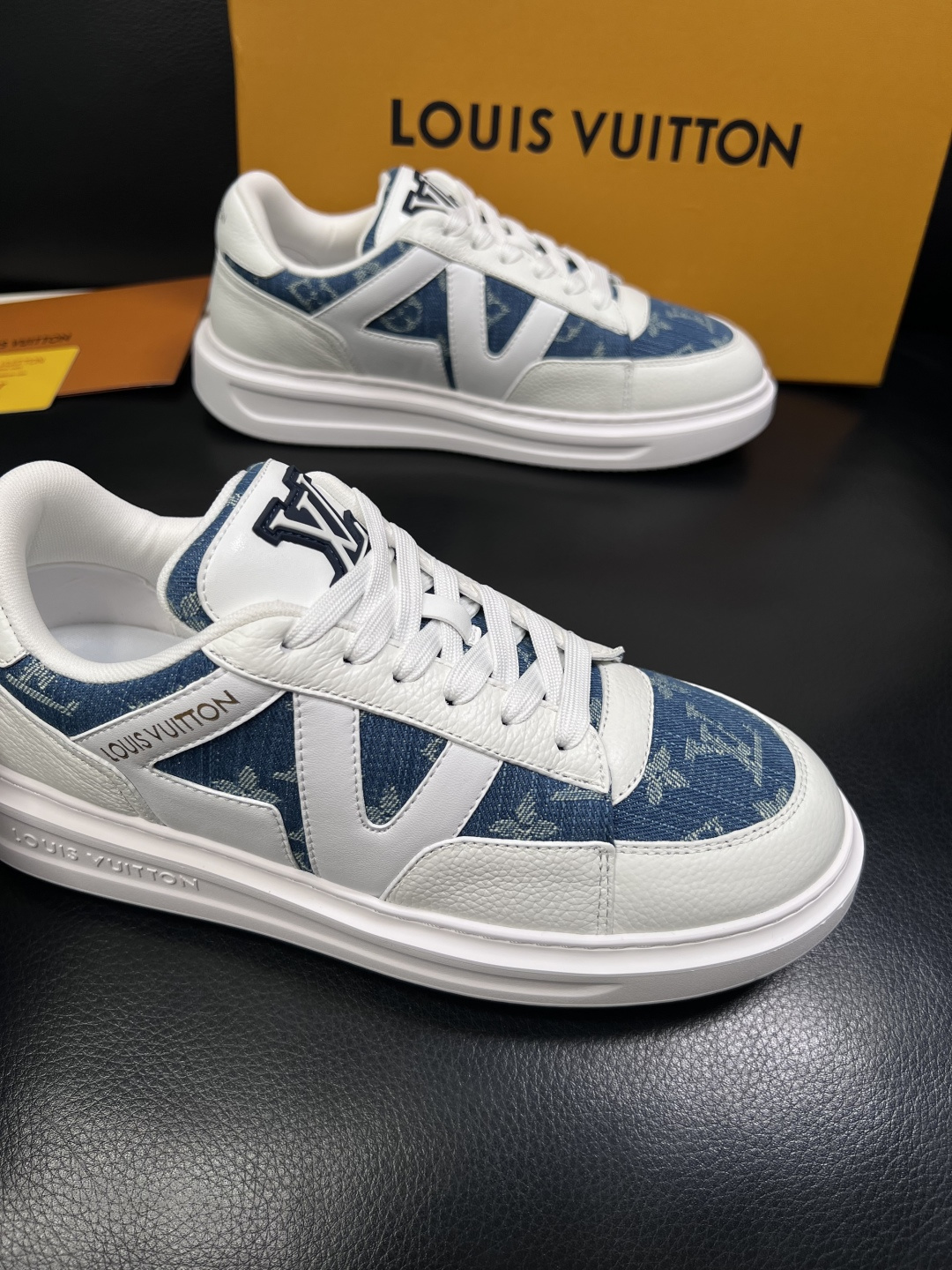 Lv  高品质  顶级工艺品  路易威登，运动板鞋专柜同步，鞋面意大利进口，高品质拼接缤纷色彩复杂工艺品