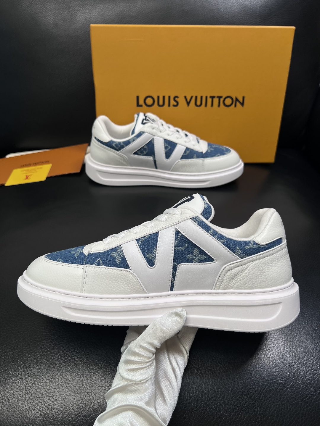 Lv  高品质  顶级工艺品  路易威登，运动板鞋专柜同步，鞋面意大利进口，高品质拼接缤纷色彩复杂工艺品