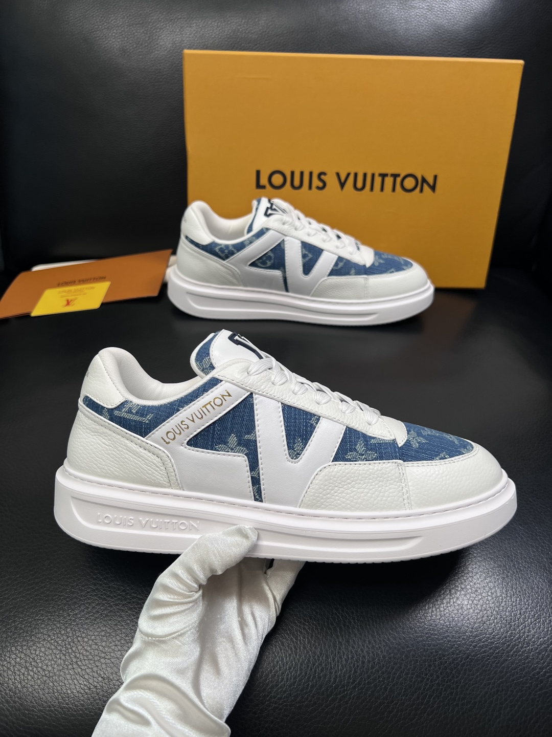 Lv  高品质  顶级工艺品  路易威登，运动板鞋专柜同步，鞋面意大利进口，高品质拼接缤纷色彩复杂工艺品