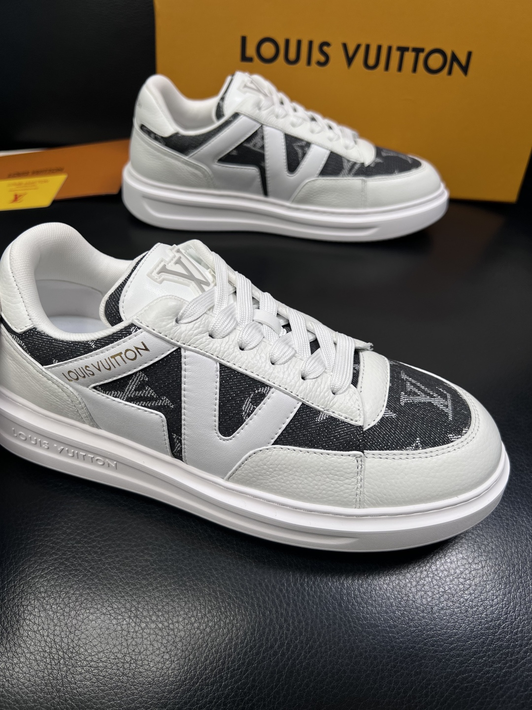 Lv  高品质  顶级工艺品  路易威登，运动板鞋专柜同步，鞋面意大利进口，高品质拼接缤纷色彩复杂工艺品