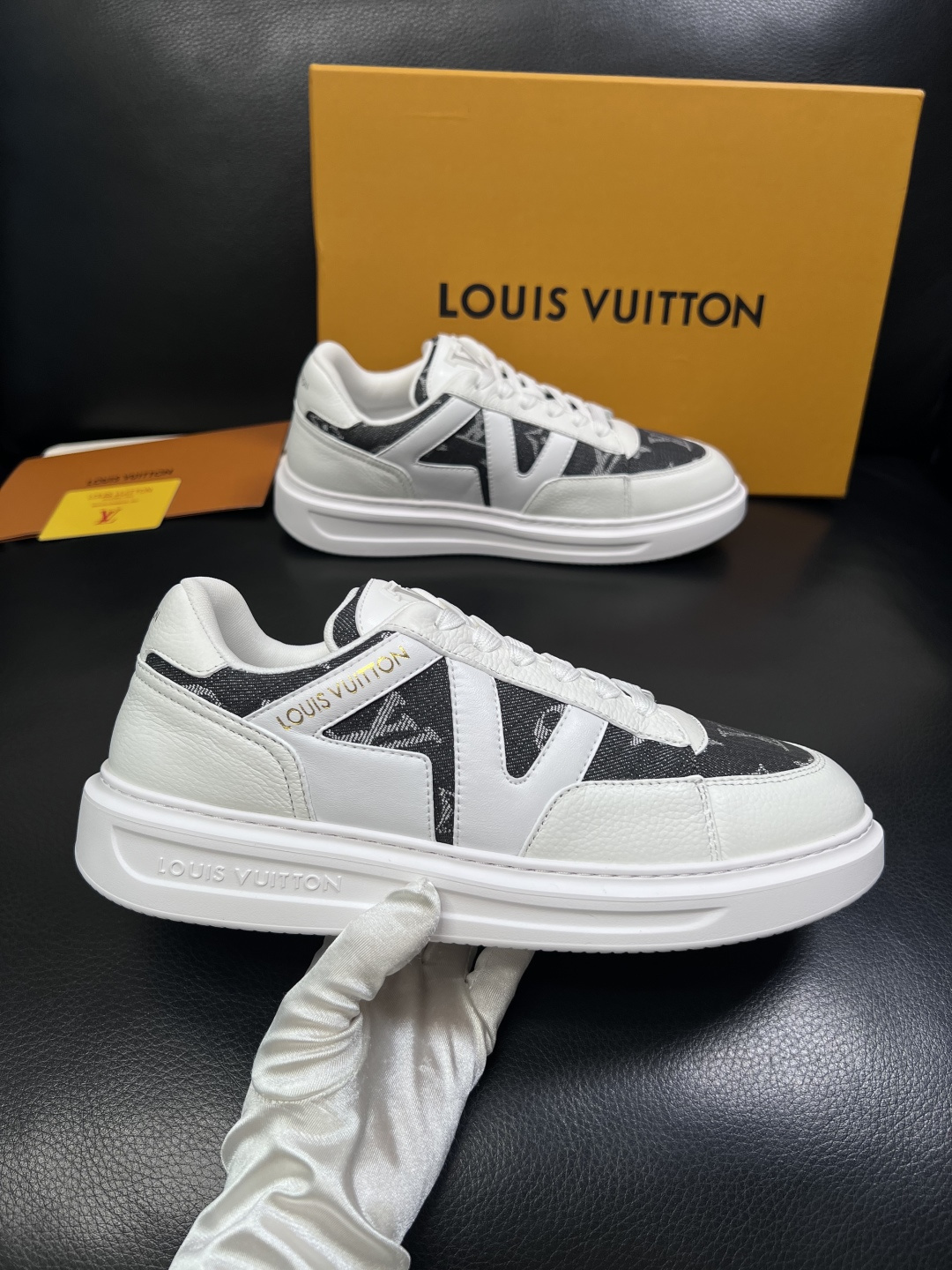 Lv  高品质  顶级工艺品  路易威登，运动板鞋专柜同步，鞋面意大利进口，高品质拼接缤纷色彩复杂工艺品