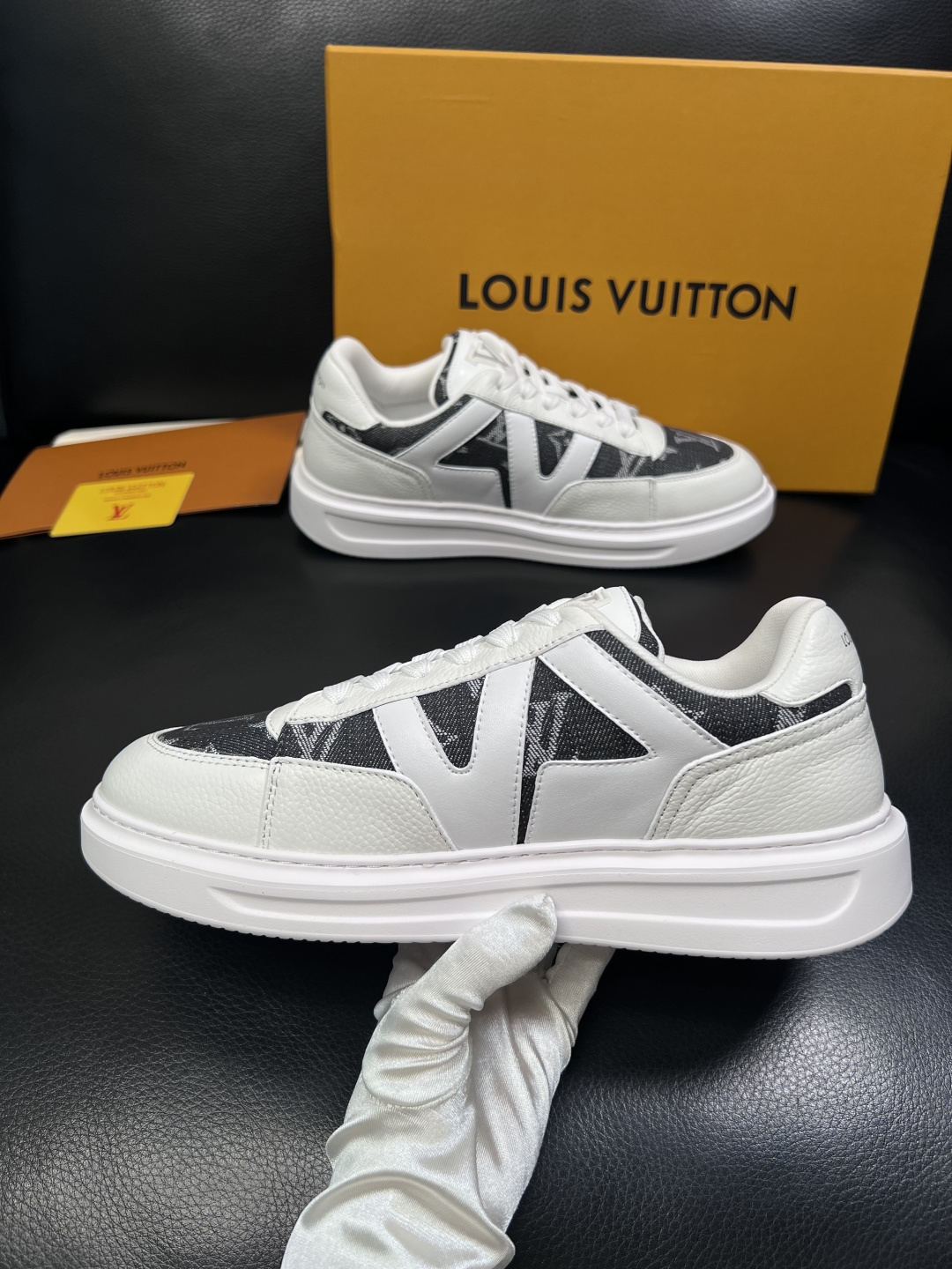 Lv  高品质  顶级工艺品  路易威登，运动板鞋专柜同步，鞋面意大利进口，高品质拼接缤纷色彩复杂工艺品