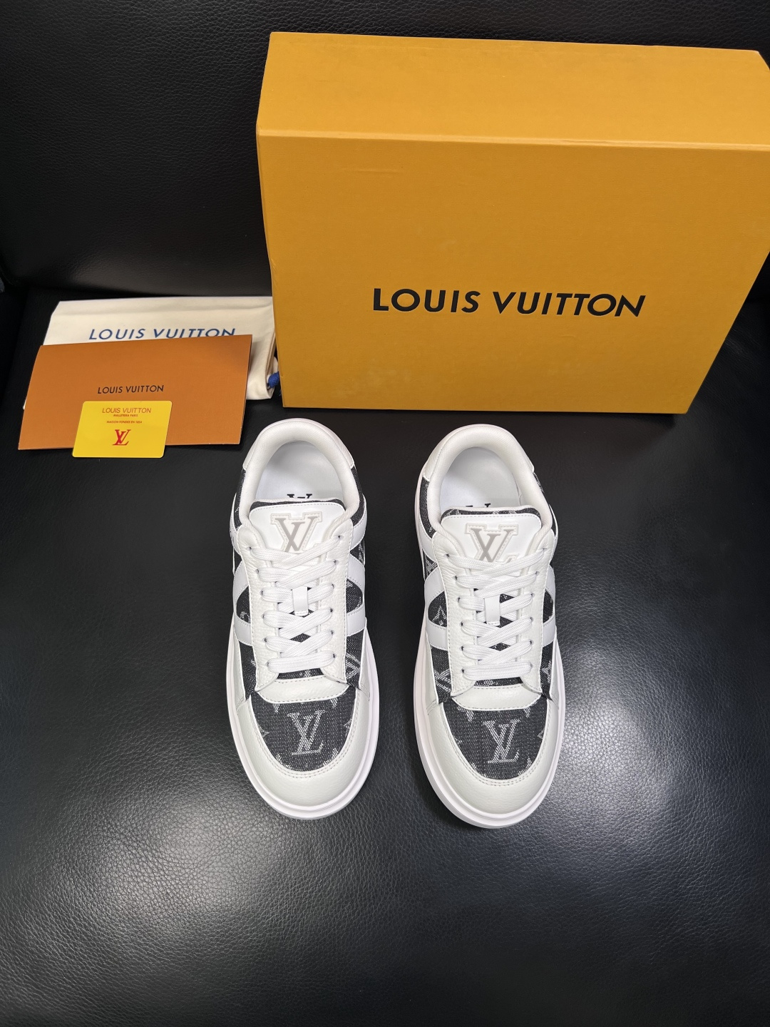 Lv  高品质  顶级工艺品  路易威登，运动板鞋专柜同步，鞋面意大利进口，高品质拼接缤纷色彩复杂工艺品