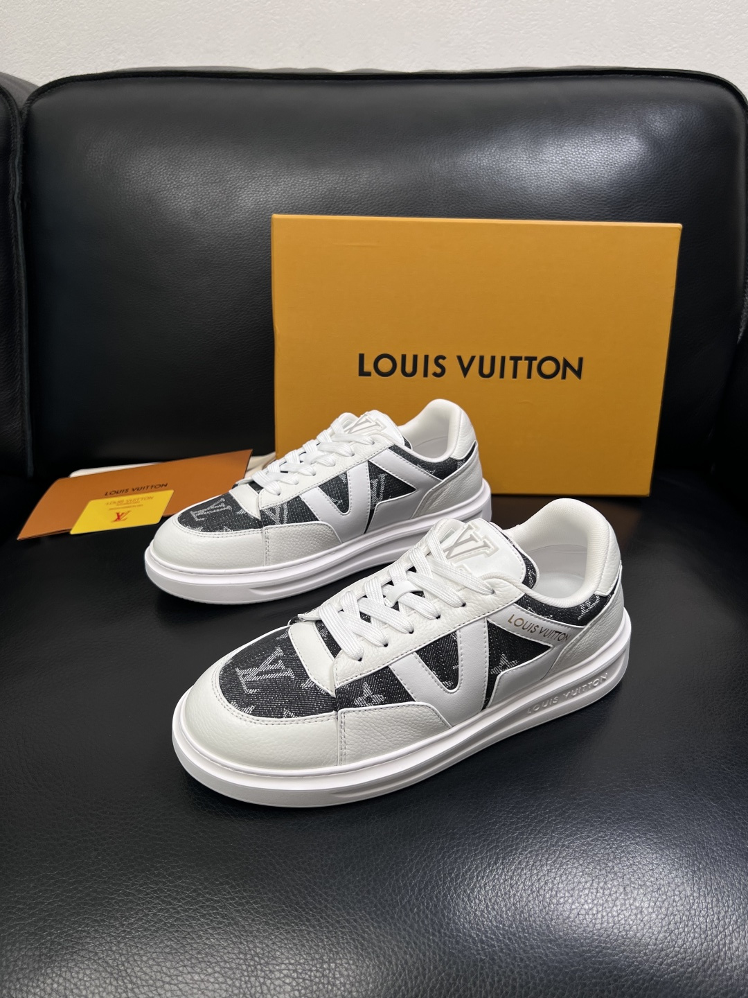 Lv  高品质  顶级工艺品  路易威登，运动板鞋专柜同步，鞋面意大利进口，高品质拼接缤纷色彩复杂工艺品