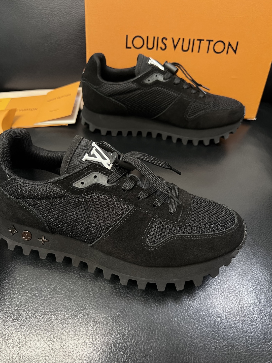 Lv  高品质  顶级工艺品  路易威登，运动板鞋专柜同步，鞋面意大利进口，高品质拼接缤纷色彩复杂工艺品