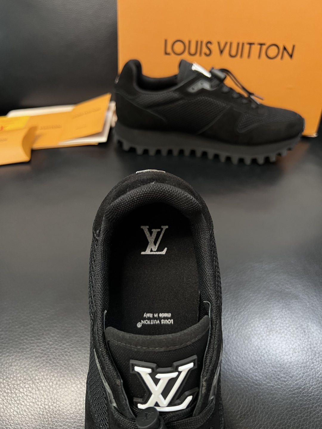 Lv  高品质  顶级工艺品  路易威登，运动板鞋专柜同步，鞋面意大利进口，高品质拼接缤纷色彩复杂工艺品