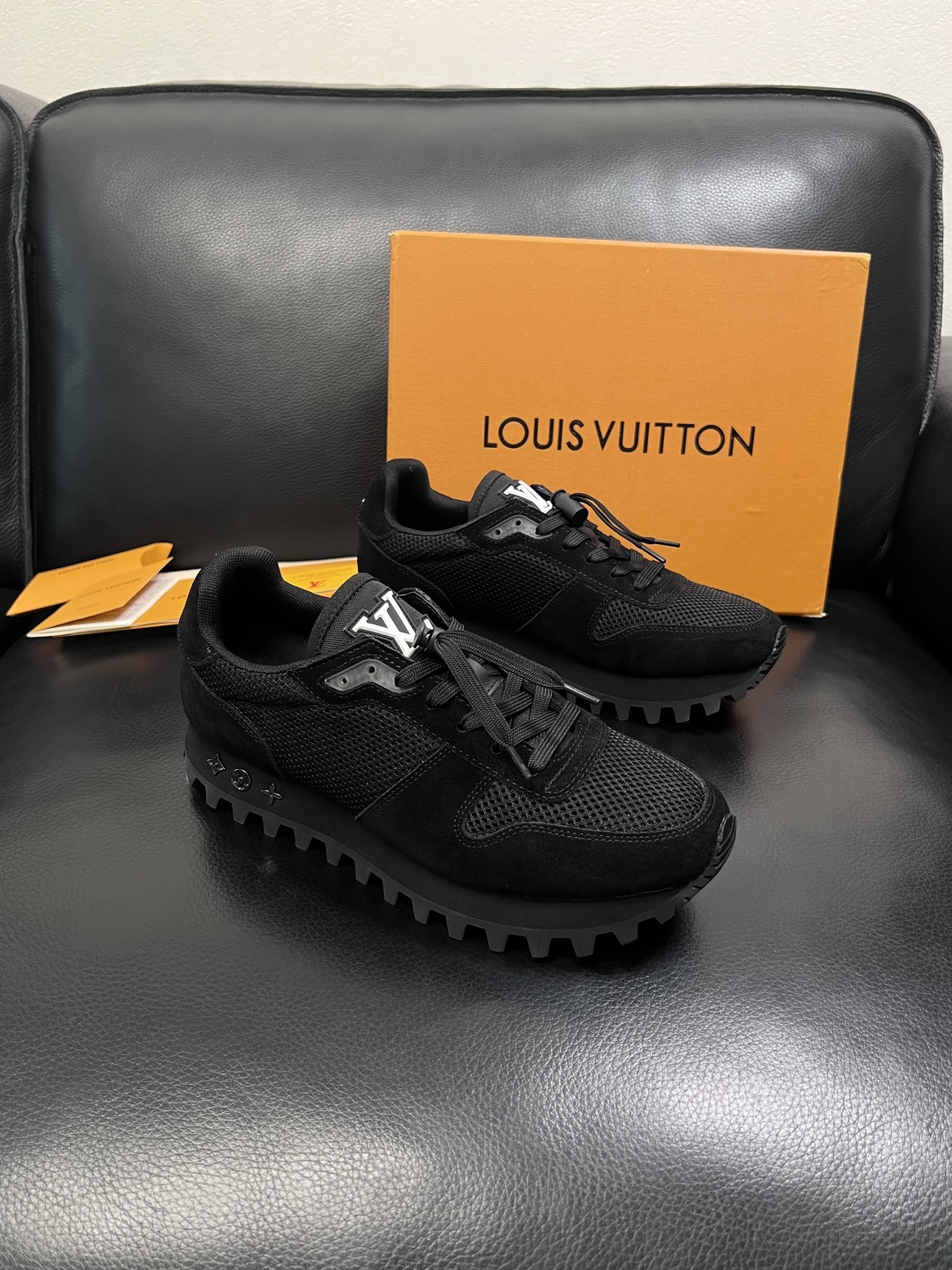 Lv  高品质  顶级工艺品  路易威登，运动板鞋专柜同步，鞋面意大利进口，高品质拼接缤纷色彩复杂工艺品