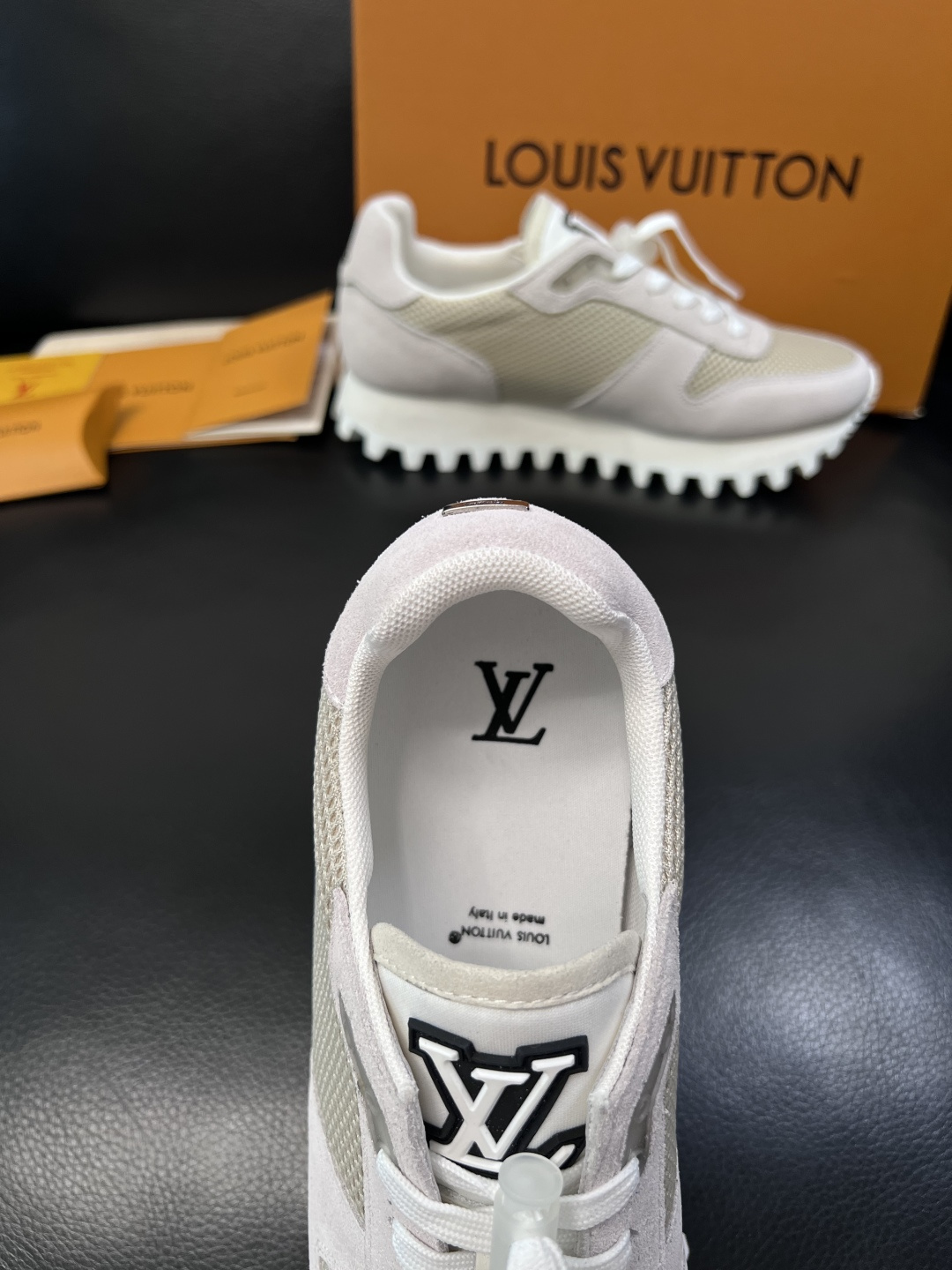 Lv  高品质  顶级工艺品  路易威登，运动板鞋专柜同步，鞋面意大利进口，高品质拼接缤纷色彩复杂工艺品