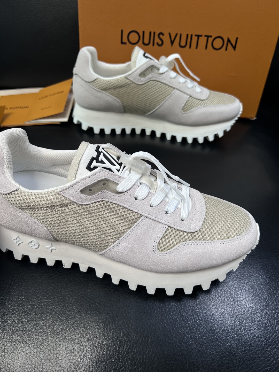 Lv  高品质  顶级工艺品  路易威登，运动板鞋专柜同步，鞋面意大利进口，高品质拼接缤纷色彩复杂工艺品