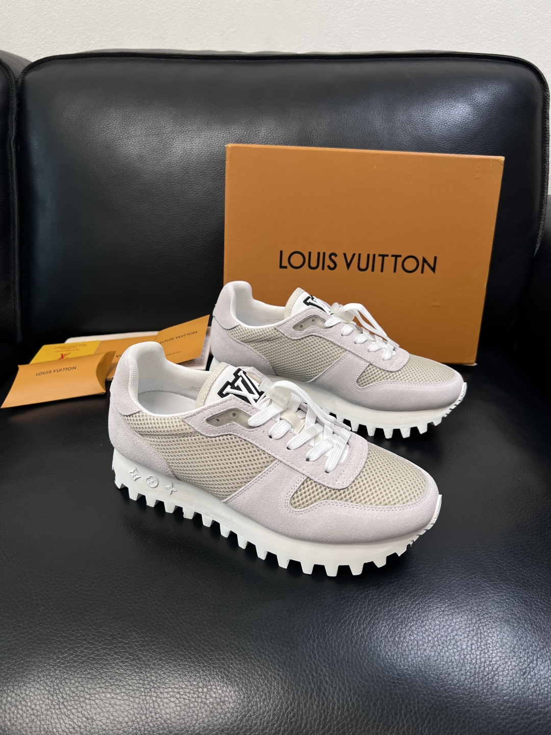 Lv  高品质  顶级工艺品  路易威登，运动板鞋专柜同步，鞋面意大利进口，高品质拼接缤纷色彩复杂工艺品