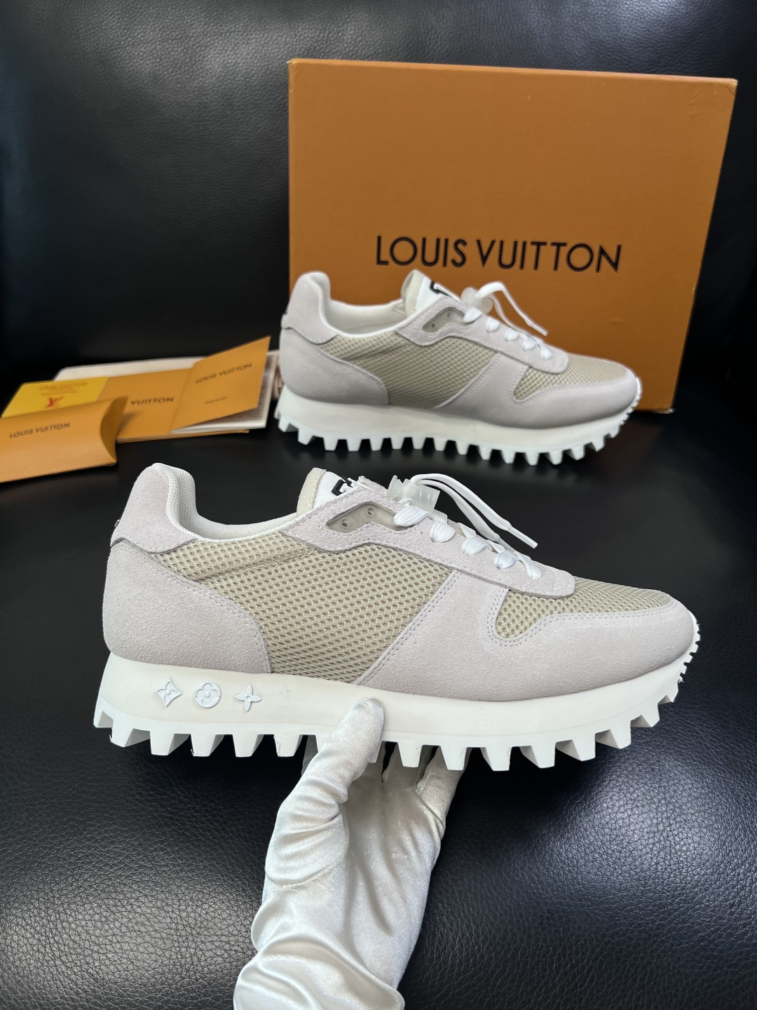 Lv  高品质  顶级工艺品  路易威登，运动板鞋专柜同步，鞋面意大利进口，高品质拼接缤纷色彩复杂工艺品