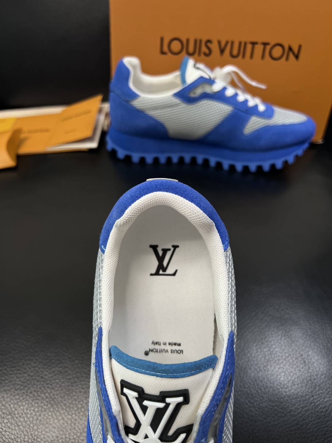Lv  高品质  顶级工艺品  路易威登，运动板鞋专柜同步，鞋面意大利进口，高品质拼接缤纷色彩复杂工艺品