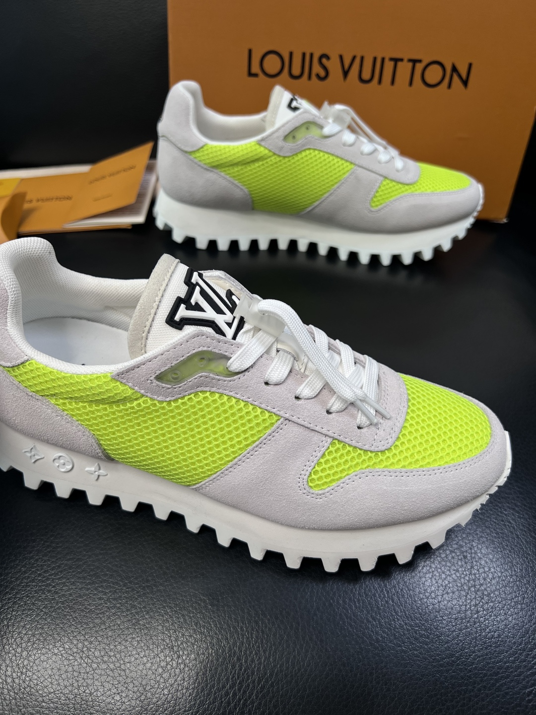 Lv  高品质  顶级工艺品  路易威登，运动板鞋专柜同步，鞋面意大利进口，高品质拼接缤纷色彩复杂工艺品