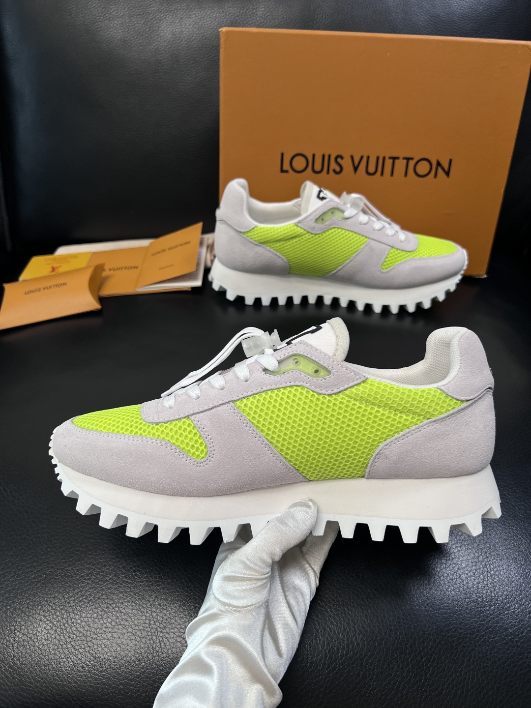 Lv  高品质  顶级工艺品  路易威登，运动板鞋专柜同步，鞋面意大利进口，高品质拼接缤纷色彩复杂工艺品