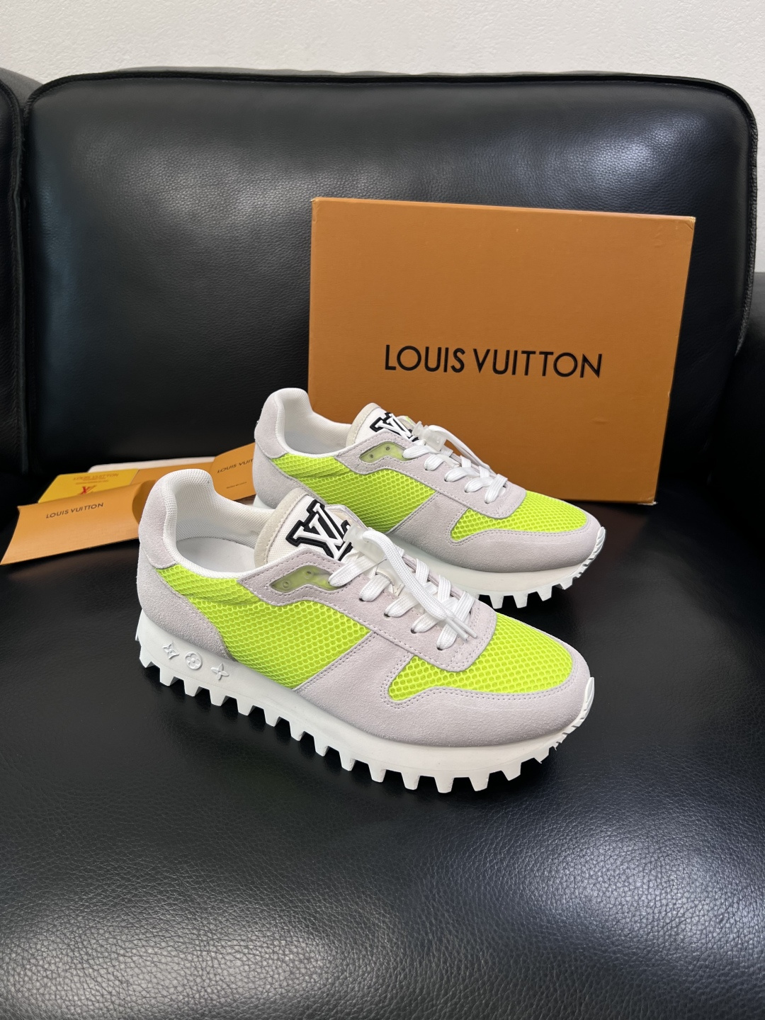 Lv  高品质  顶级工艺品  路易威登，运动板鞋专柜同步，鞋面意大利进口，高品质拼接缤纷色彩复杂工艺品