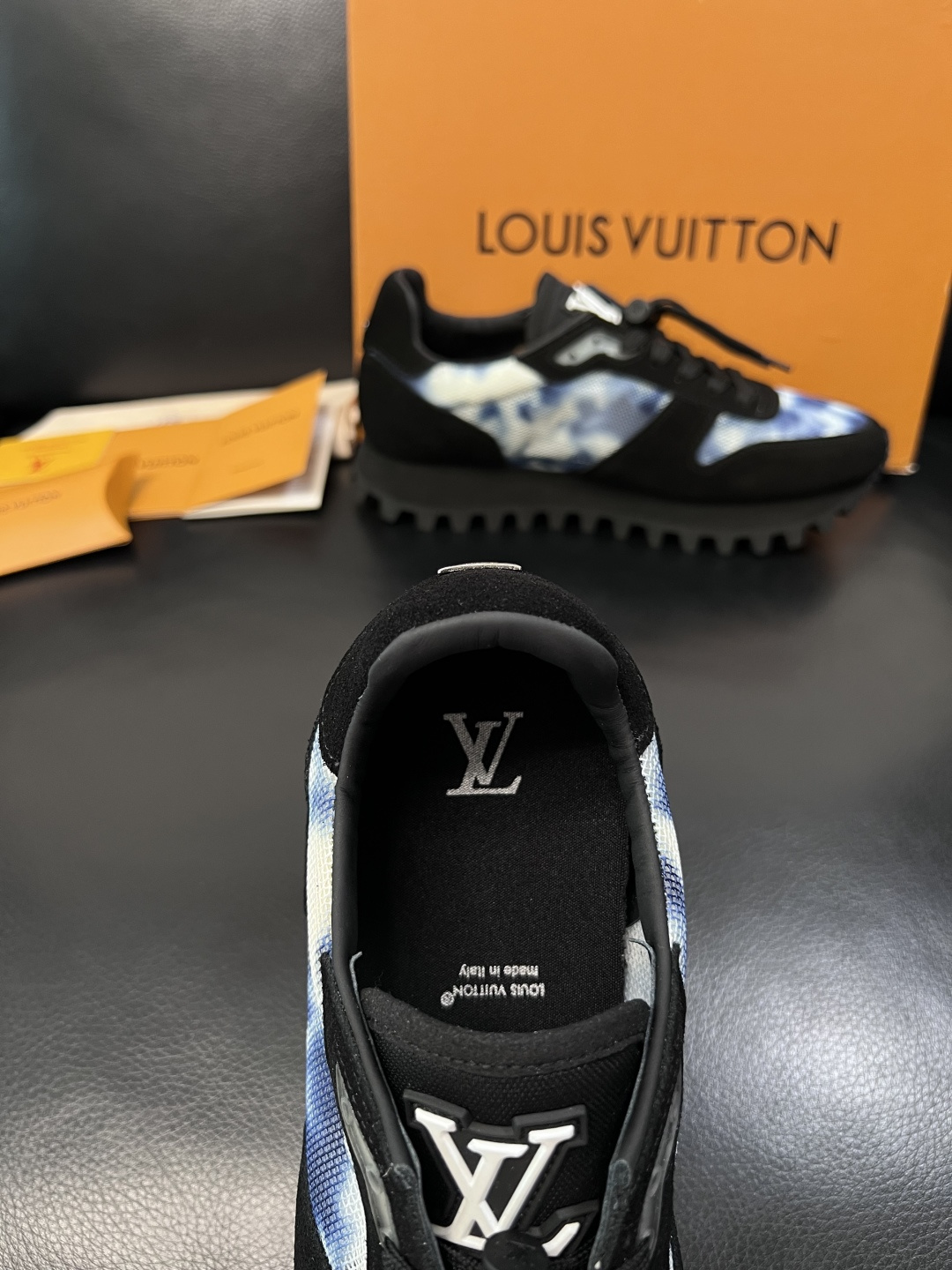 Lv  高品质  顶级工艺品  路易威登，运动板鞋专柜同步，鞋面意大利进口，高品质拼接缤纷色彩复杂工艺品