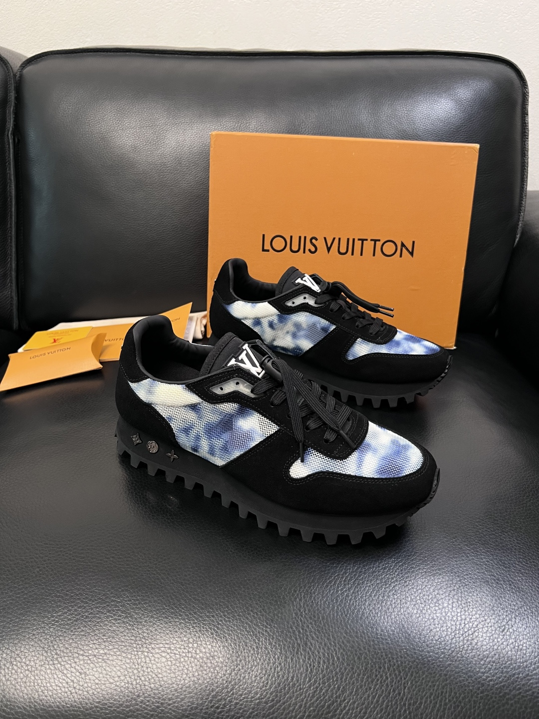 Lv  高品质  顶级工艺品  路易威登，运动板鞋专柜同步，鞋面意大利进口，高品质拼接缤纷色彩复杂工艺品