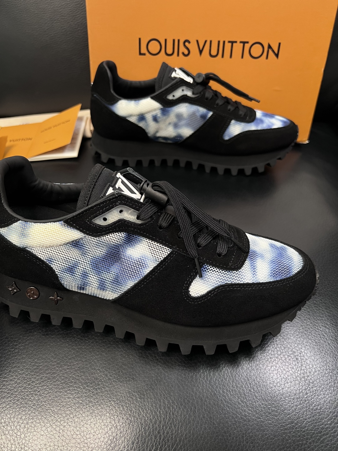 Lv  高品质  顶级工艺品  路易威登，运动板鞋专柜同步，鞋面意大利进口，高品质拼接缤纷色彩复杂工艺品