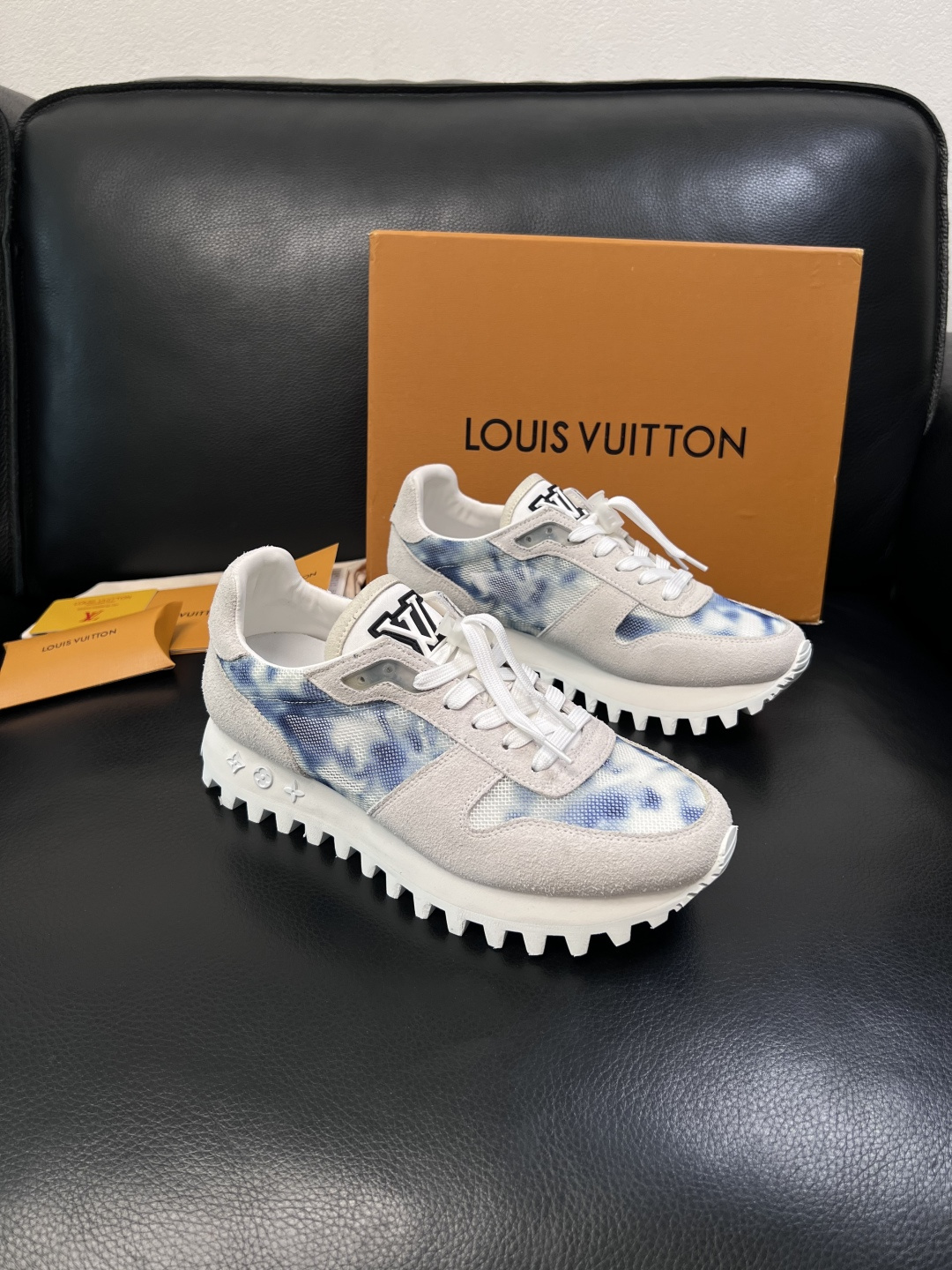 Lv  高品质  顶级工艺品  路易威登，运动板鞋专柜同步，鞋面意大利进口，高品质拼接缤纷色彩复杂工艺品