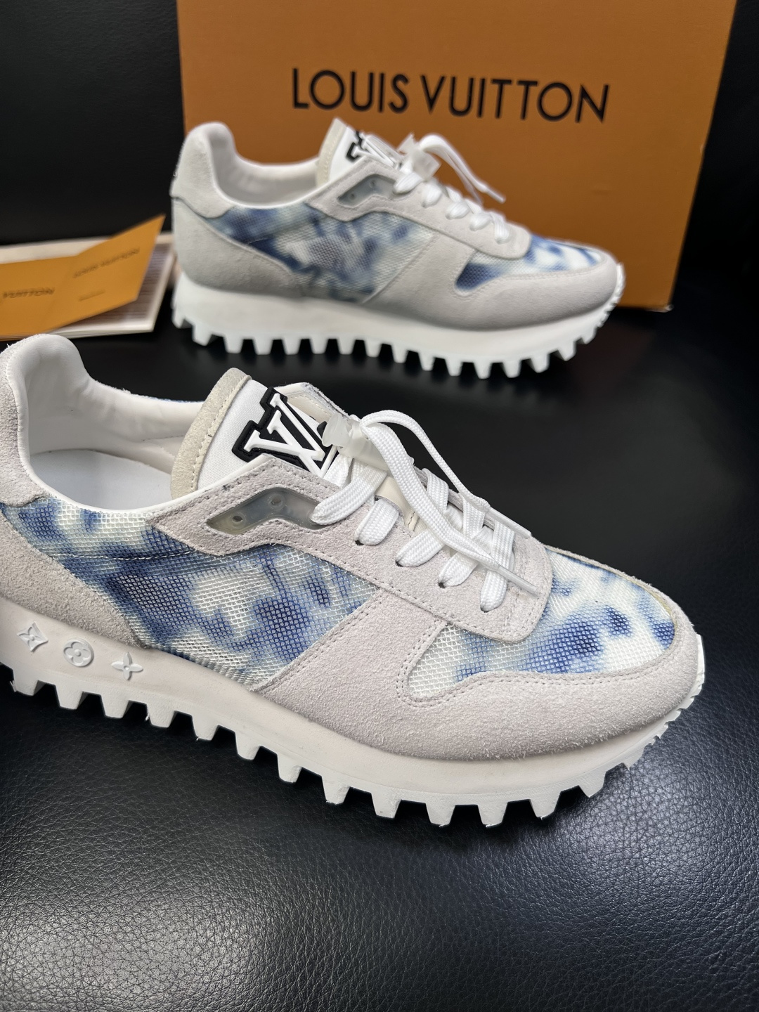 Lv  高品质  顶级工艺品  路易威登，运动板鞋专柜同步，鞋面意大利进口，高品质拼接缤纷色彩复杂工艺品