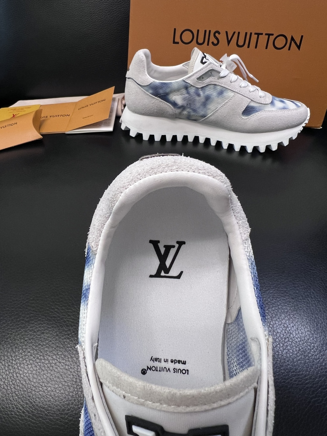 Lv  高品质  顶级工艺品  路易威登，运动板鞋专柜同步，鞋面意大利进口，高品质拼接缤纷色彩复杂工艺品