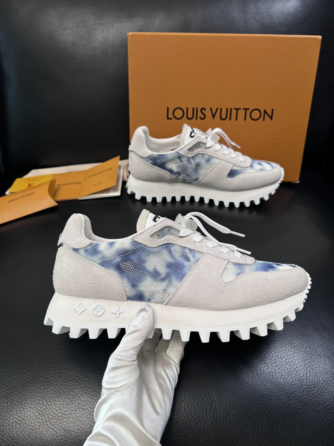 Lv  高品质  顶级工艺品  路易威登，运动板鞋专柜同步，鞋面意大利进口，高品质拼接缤纷色彩复杂工艺品