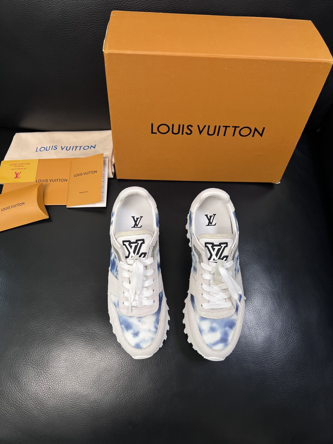 Lv  高品质  顶级工艺品  路易威登，运动板鞋专柜同步，鞋面意大利进口，高品质拼接缤纷色彩复杂工艺品