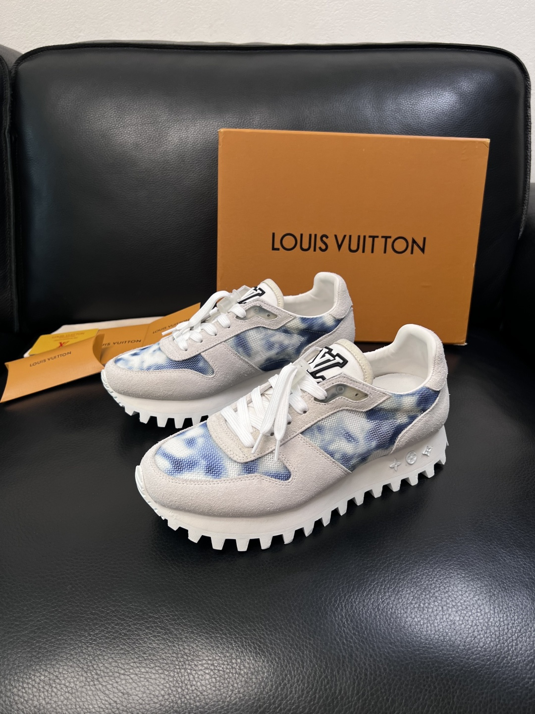 Lv  高品质  顶级工艺品  路易威登，运动板鞋专柜同步，鞋面意大利进口，高品质拼接缤纷色彩复杂工艺品