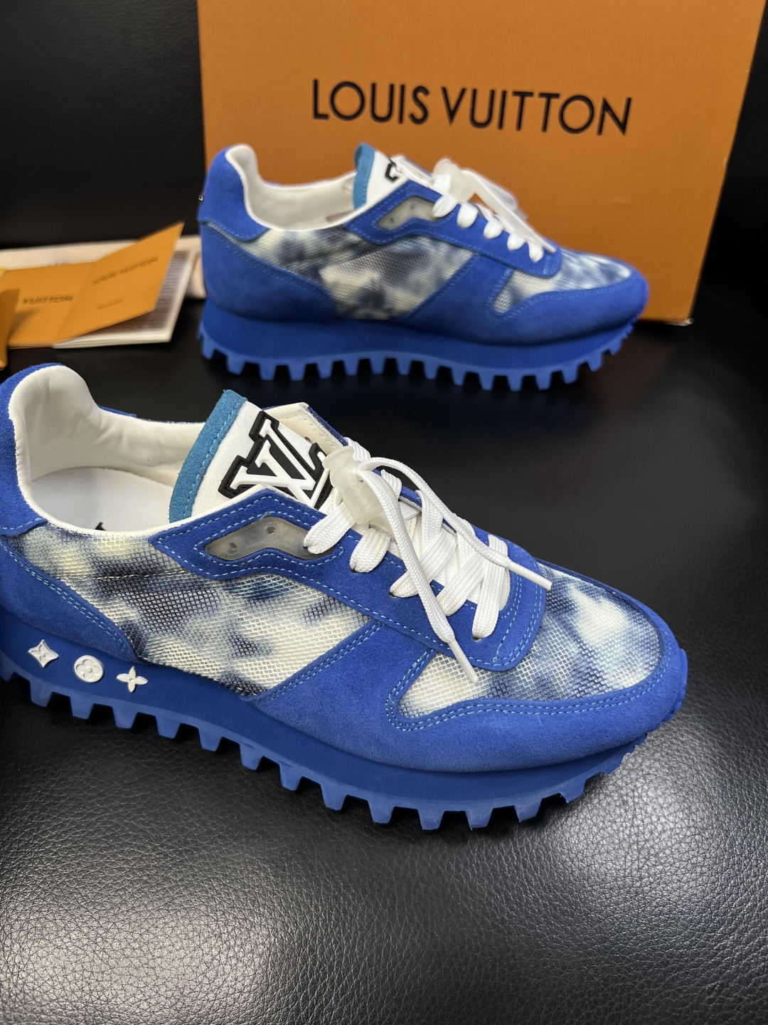 Lv  高品质  顶级工艺品  路易威登，运动板鞋专柜同步，鞋面意大利进口，高品质拼接缤纷色彩复杂工艺品