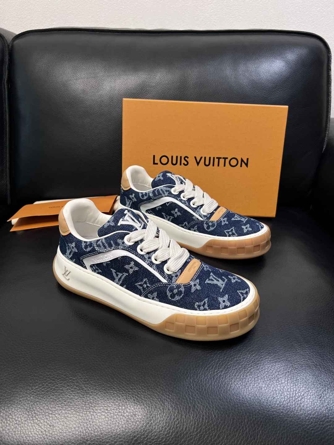 Lv  高品质  顶级工艺品  路易威登，运动板鞋专柜同步，鞋面意大利进口，高品质拼接缤纷色彩复杂工艺品