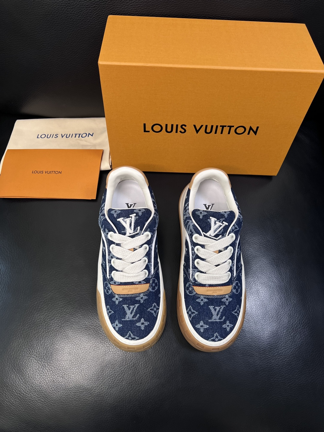 Lv  高品质  顶级工艺品  路易威登，运动板鞋专柜同步，鞋面意大利进口，高品质拼接缤纷色彩复杂工艺品