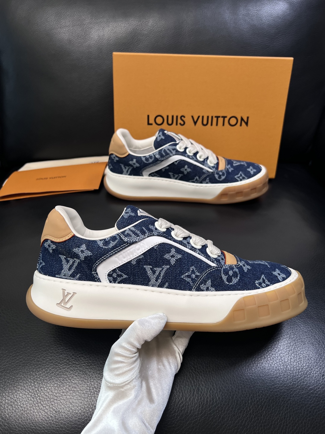 Lv  高品质  顶级工艺品  路易威登，运动板鞋专柜同步，鞋面意大利进口，高品质拼接缤纷色彩复杂工艺品