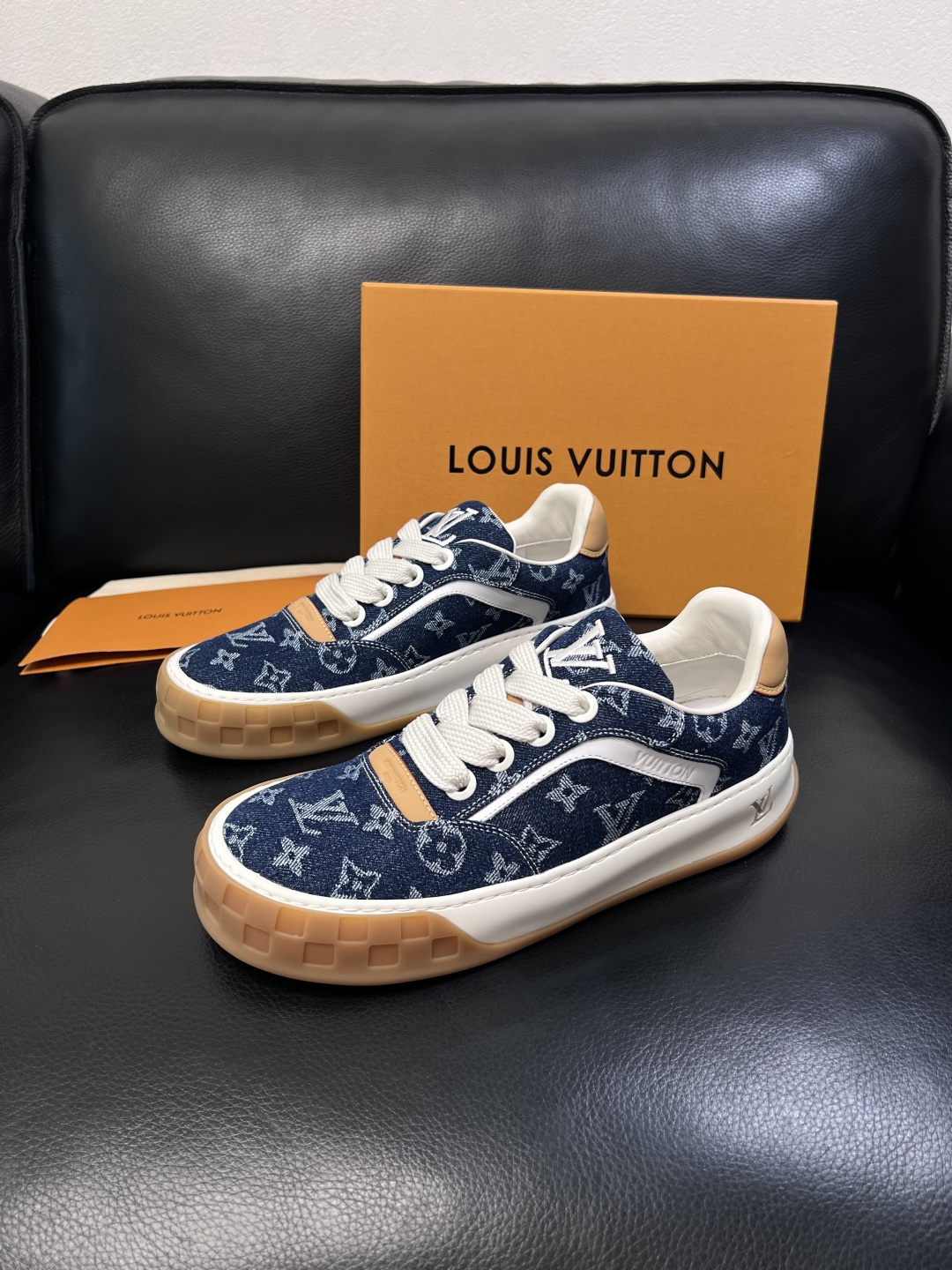 Lv  高品质  顶级工艺品  路易威登，运动板鞋专柜同步，鞋面意大利进口，高品质拼接缤纷色彩复杂工艺品