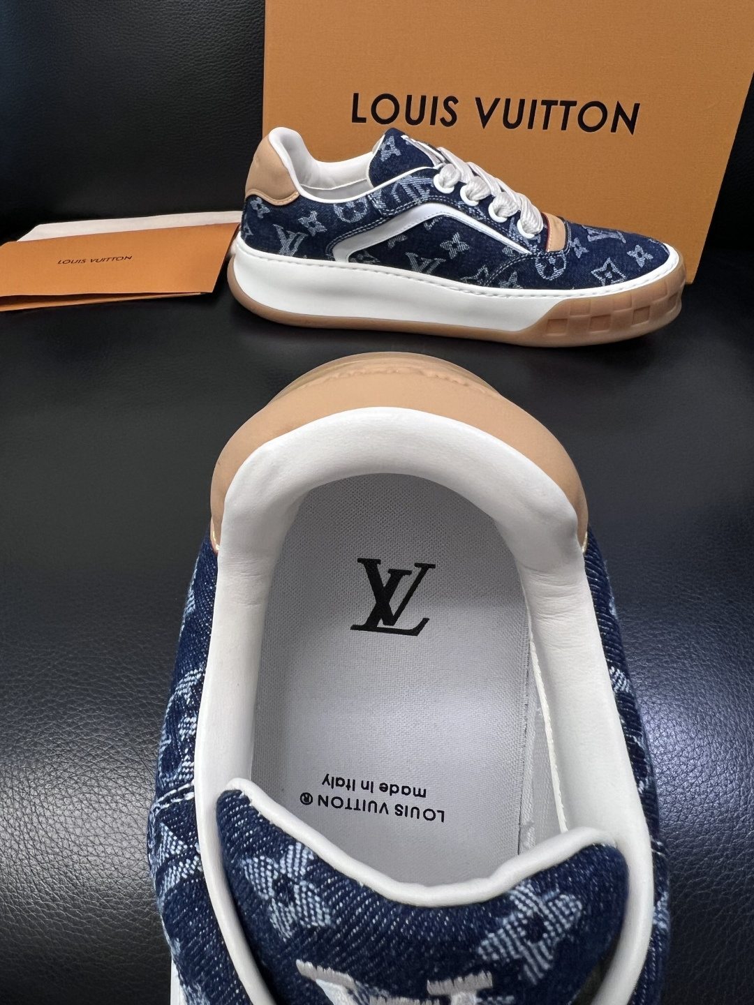 Lv  高品质  顶级工艺品  路易威登，运动板鞋专柜同步，鞋面意大利进口，高品质拼接缤纷色彩复杂工艺品