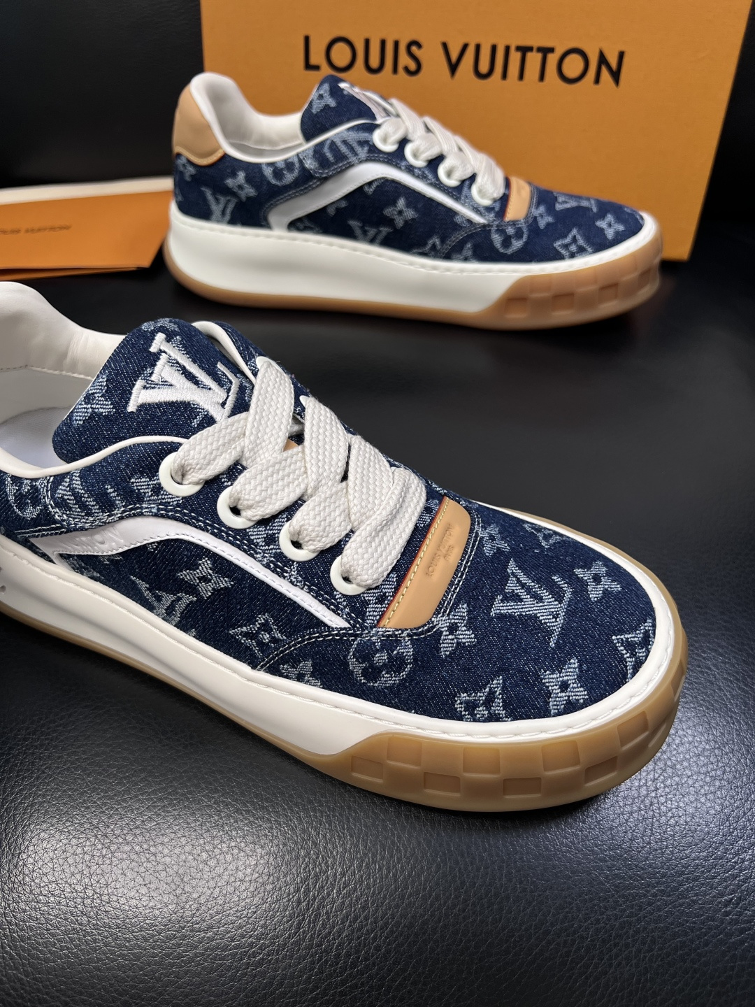 Lv  高品质  顶级工艺品  路易威登，运动板鞋专柜同步，鞋面意大利进口，高品质拼接缤纷色彩复杂工艺品