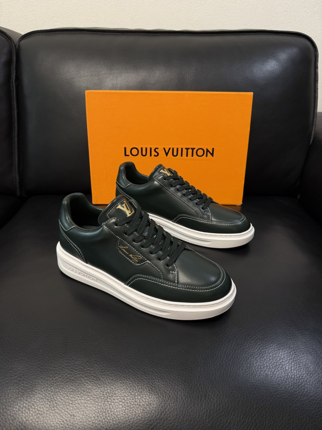 Lv  高品质  顶级工艺品  路易威登，运动板鞋专柜同步，鞋面意大利进口，高品质拼接缤纷色彩复杂工艺品