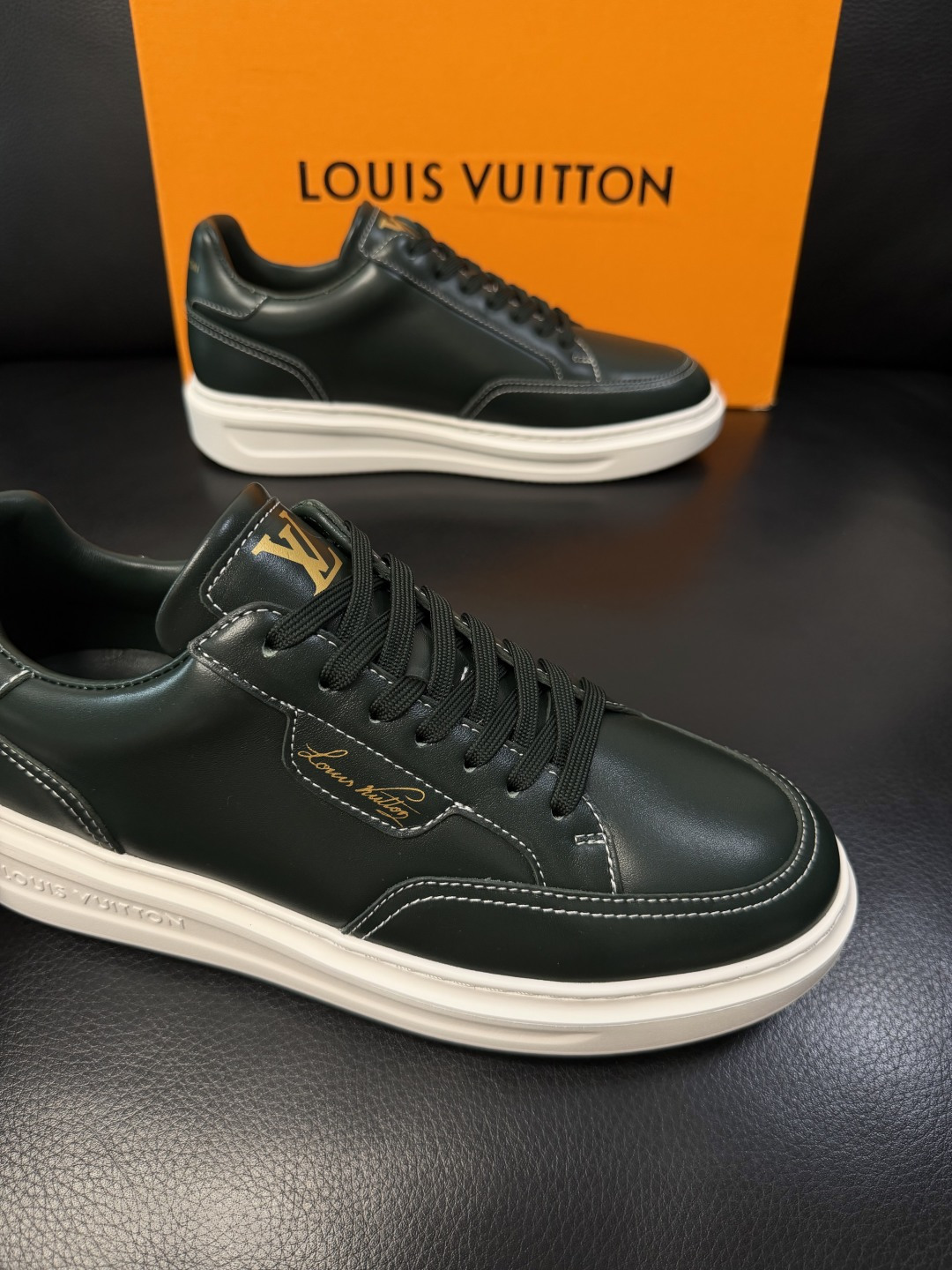 Lv  高品质  顶级工艺品  路易威登，运动板鞋专柜同步，鞋面意大利进口，高品质拼接缤纷色彩复杂工艺品