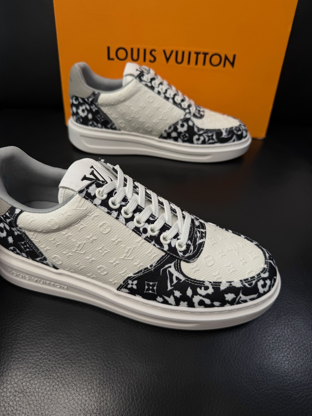 Lv  高品质  顶级工艺品  路易威登，运动板鞋专柜同步，鞋面意大利进口，高品质拼接缤纷色彩复杂工艺品