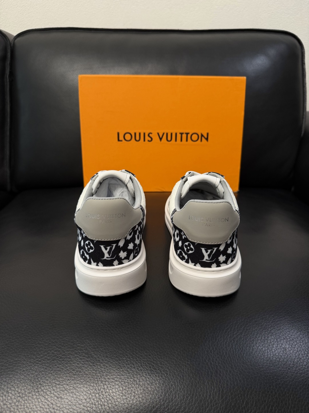 Lv  高品质  顶级工艺品  路易威登，运动板鞋专柜同步，鞋面意大利进口，高品质拼接缤纷色彩复杂工艺品