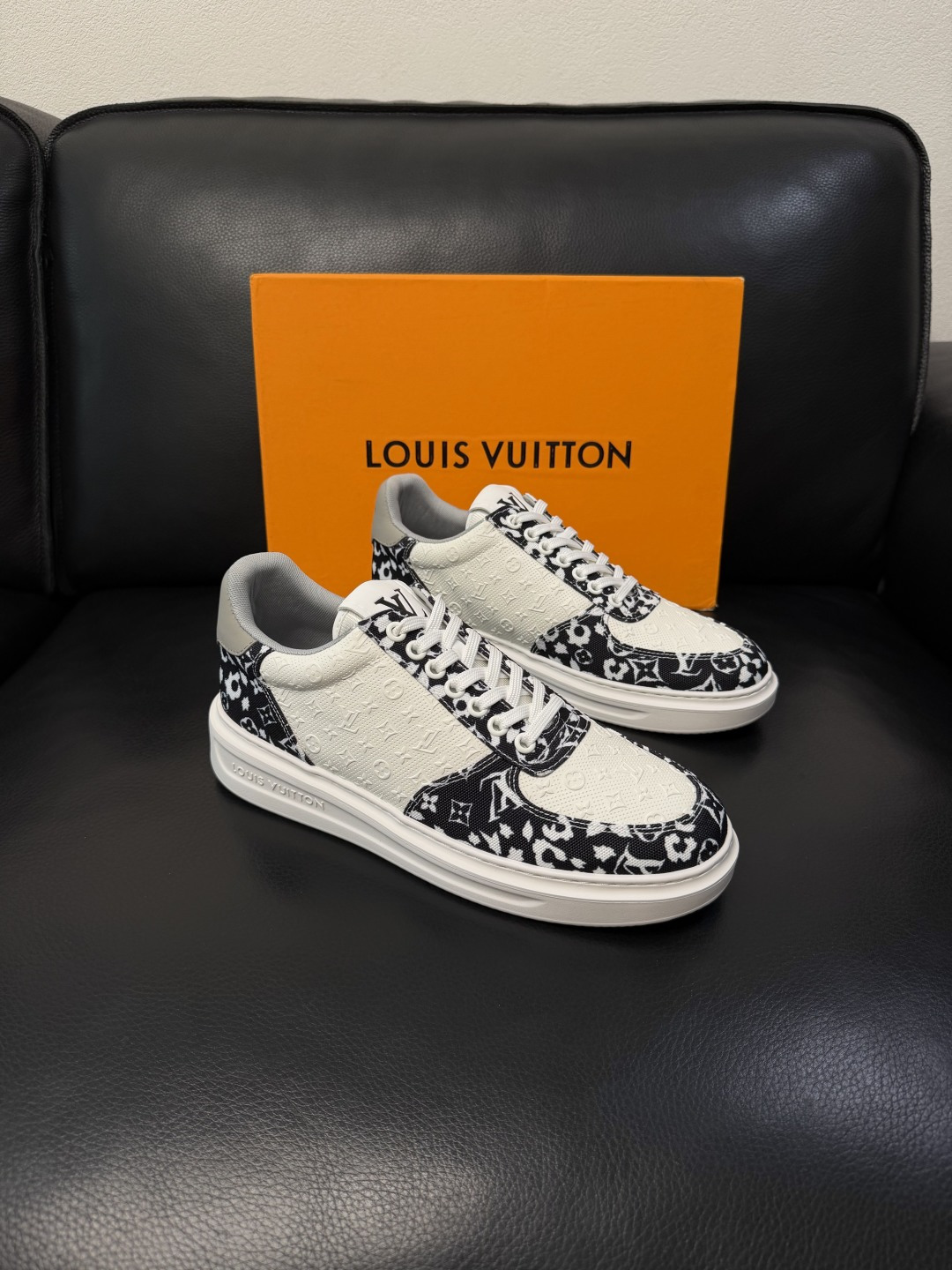 Lv  高品质  顶级工艺品  路易威登，运动板鞋专柜同步，鞋面意大利进口，高品质拼接缤纷色彩复杂工艺品