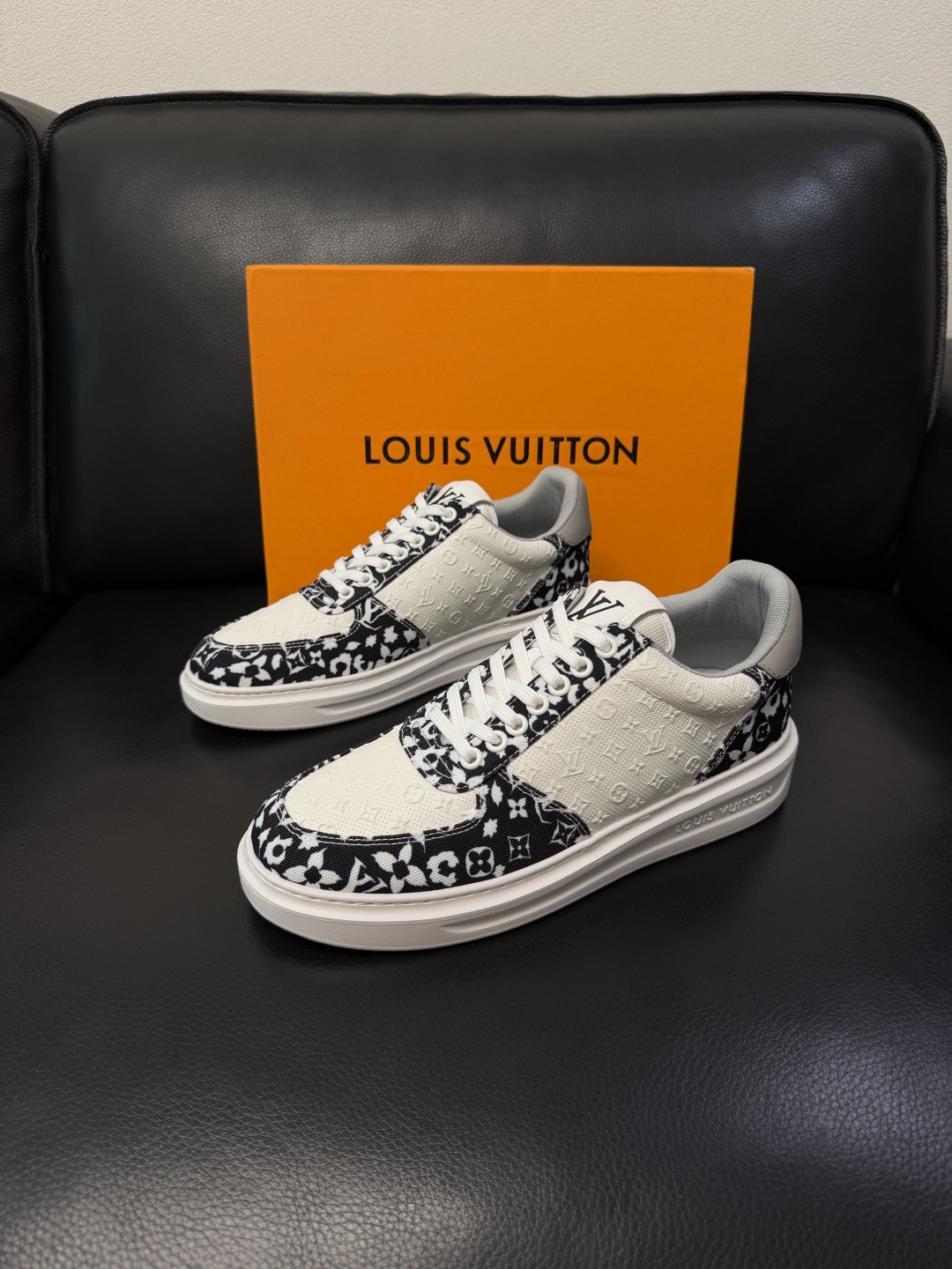 Lv  高品质  顶级工艺品  路易威登，运动板鞋专柜同步，鞋面意大利进口，高品质拼接缤纷色彩复杂工艺品