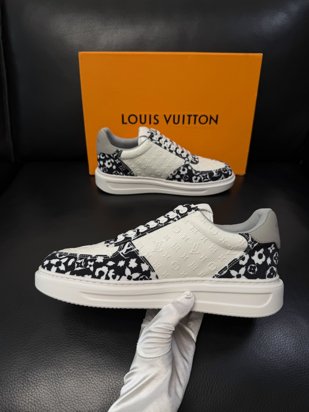 Lv  高品质  顶级工艺品  路易威登，运动板鞋专柜同步，鞋面意大利进口，高品质拼接缤纷色彩复杂工艺品