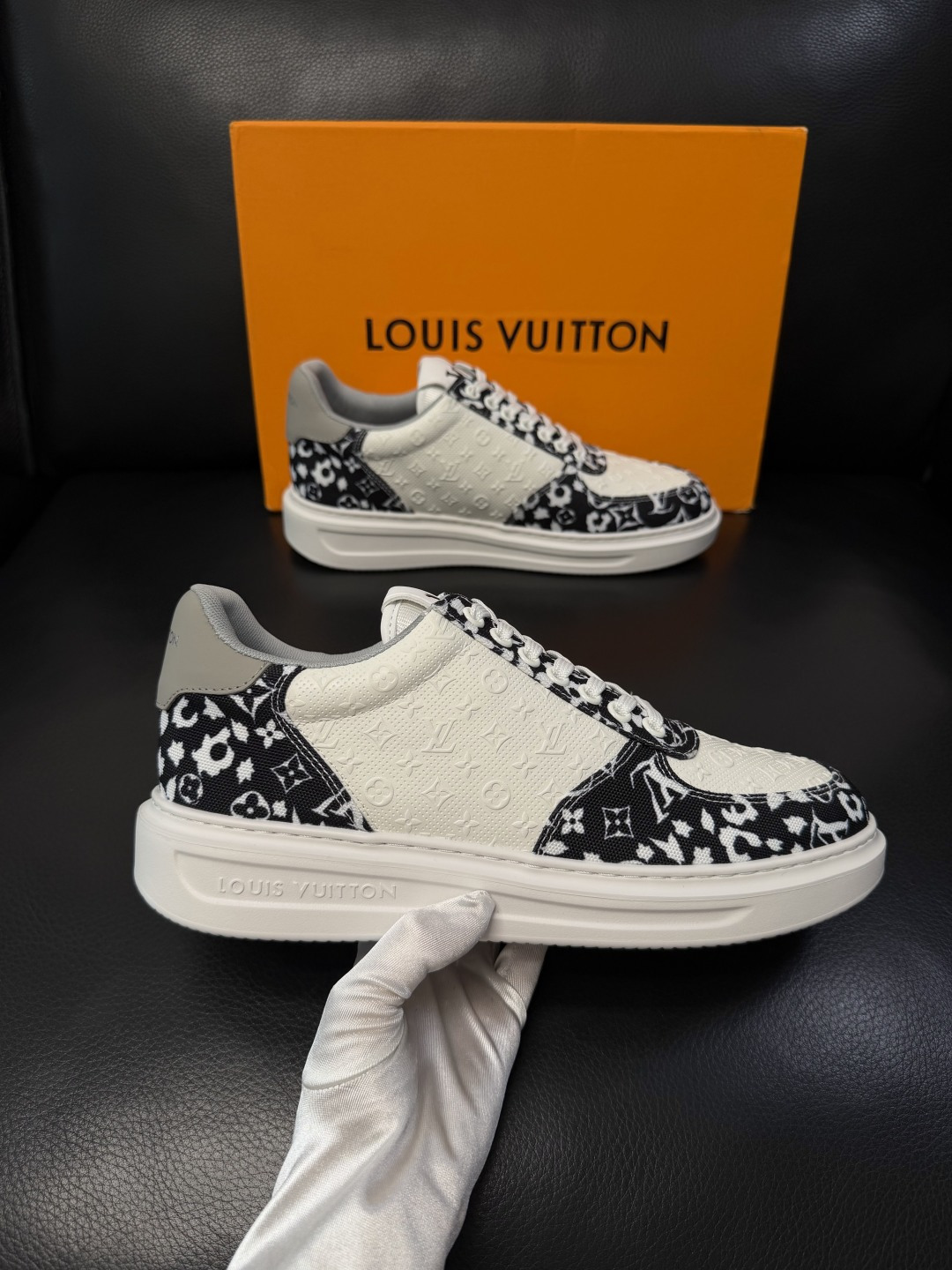 Lv  高品质  顶级工艺品  路易威登，运动板鞋专柜同步，鞋面意大利进口，高品质拼接缤纷色彩复杂工艺品