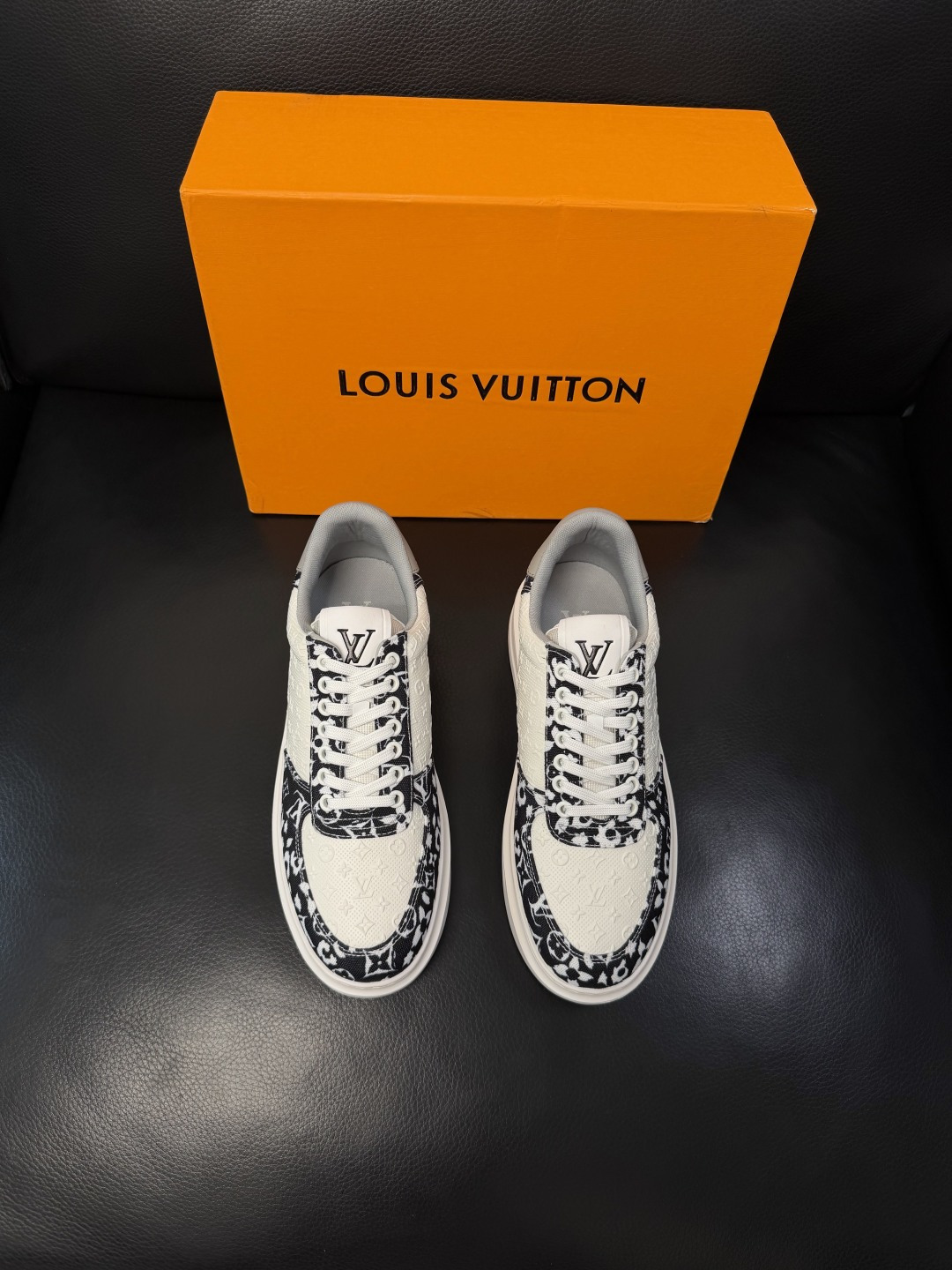 Lv  高品质  顶级工艺品  路易威登，运动板鞋专柜同步，鞋面意大利进口，高品质拼接缤纷色彩复杂工艺品