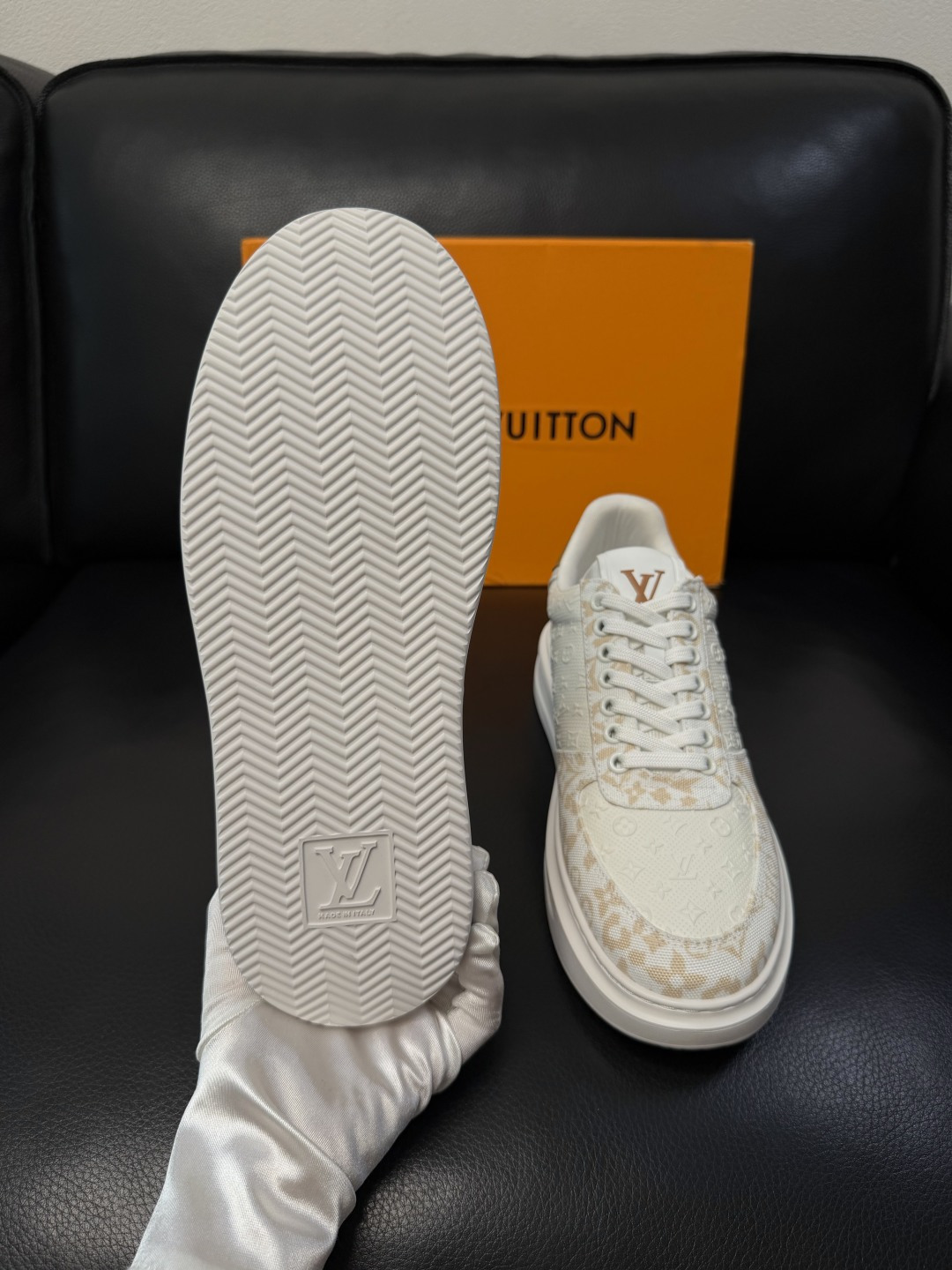 Lv  高品质  顶级工艺品  路易威登，运动板鞋专柜同步，鞋面意大利进口，高品质拼接缤纷色彩复杂工艺品